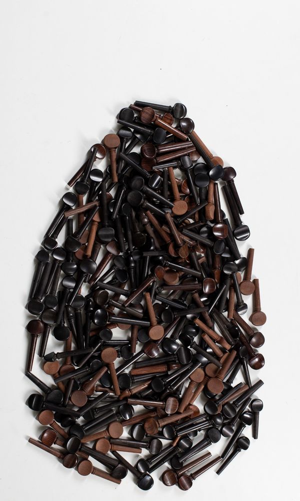 A large quantity of violin pegs, varying sizes