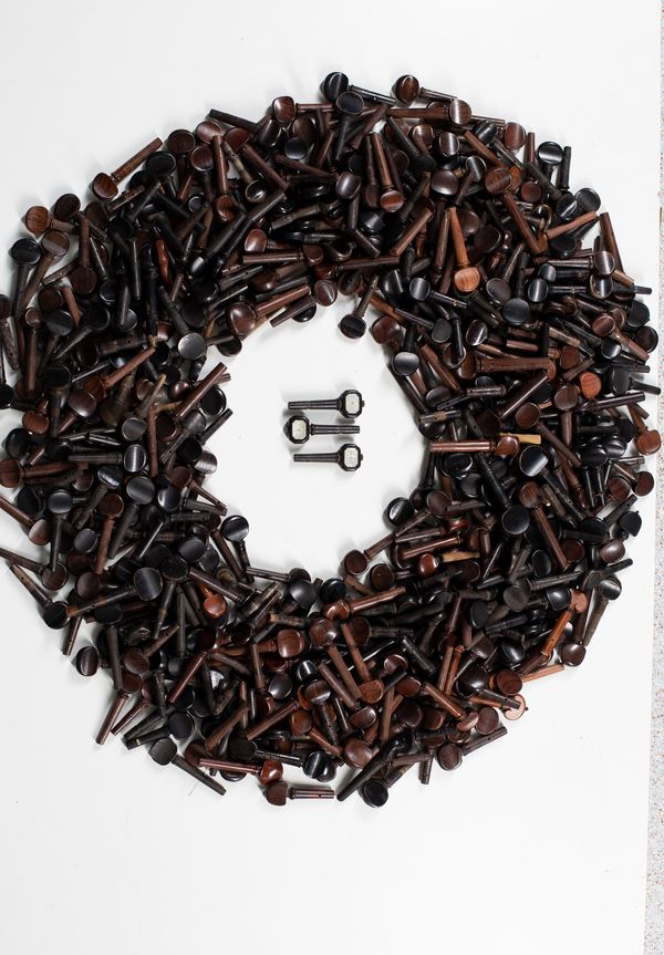 A large mixed selection of violin pegs, varying sizes