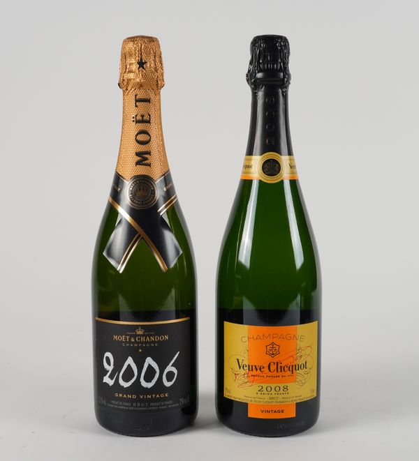 A BOTTLE OF VEUVE CLICQUOT CHAMPAGNE 2008 AND A BOTTLE OF MOET CHANDON 2006 (2)