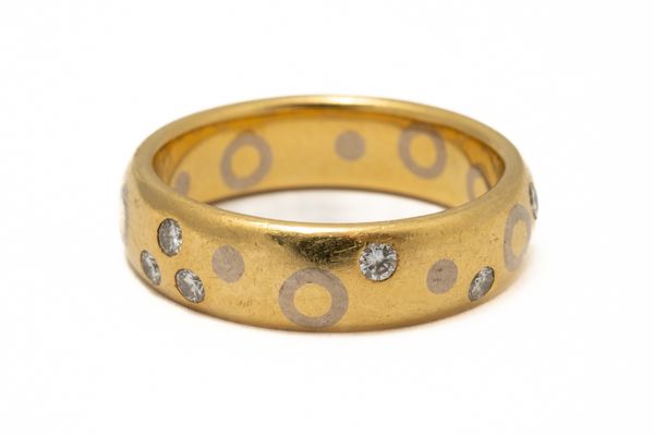 A DAVID ASHTON 18CT GOLD AND DIAMOND BAND RING