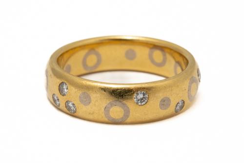 A DAVID ASHTON 18CT GOLD AND DIAMOND BAND RING