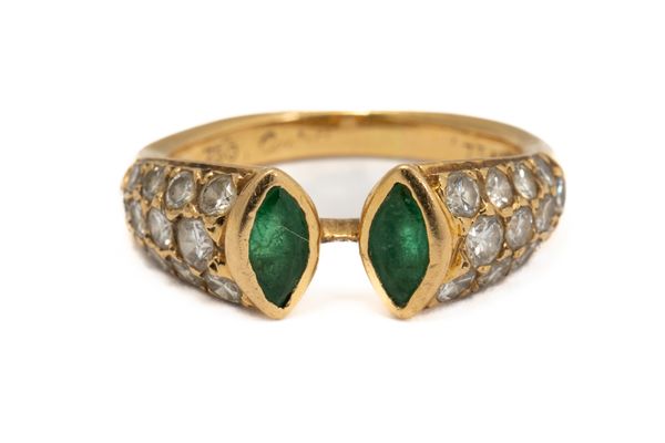 A GOLD, EMERALD AND DIAMOND RING