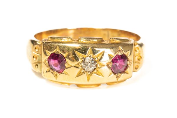 A GOLD, RUBY AND DIAMOND THREE STONE RING