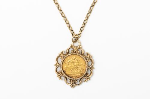 A SOVEREIGN PENDANT NECKLACE (2)