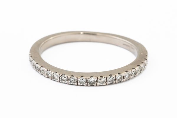 A JENNY PACKHAM 18CT WHITE GOLD AND DIAMOND HALF HOOP ETERNITY RING