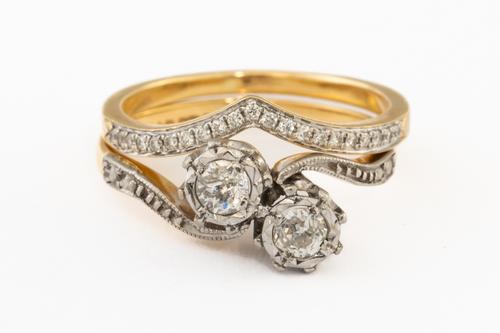 A GOLD AND PLATINUM, DIAMOND TWO STONE CROSSOVER RING AND A GOLD AND DIAMOND V SHAPED WEDDING RING (2)