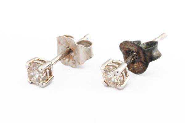 A PAIR OF 9CT WHITE GOLD AND DIAMOND SINGLE STONE EARSTUDS