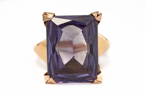 A GOLD AND SYNTHETIC CORUNDUM IMITATING ALEXANDRITE RING
