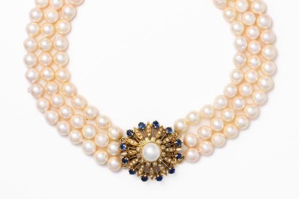 A THREE ROW NECKLACE OF CULTURED PEARLS