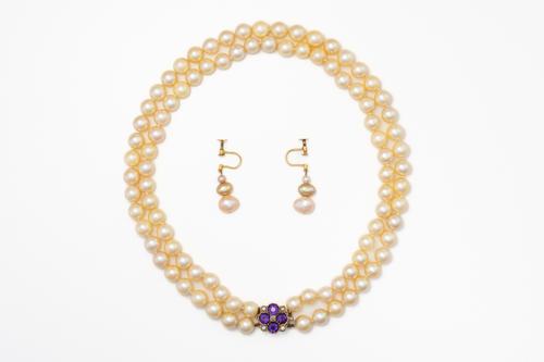 A TWO ROW NECKLACE OF CULTURED PEARLS AND A PAIR OF EARRINGS (3)