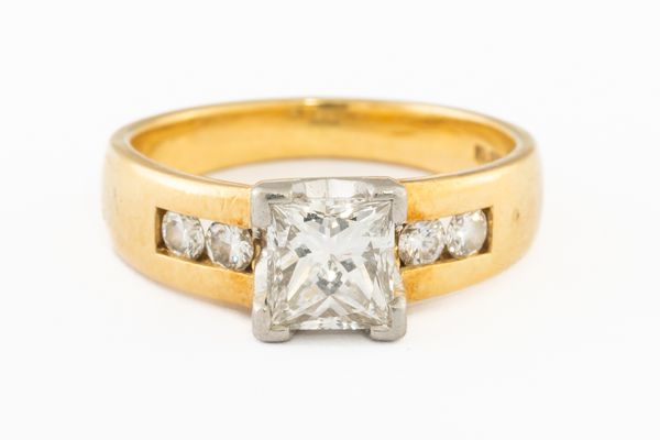 AN 18CT GOLD AND DIAMOND RING