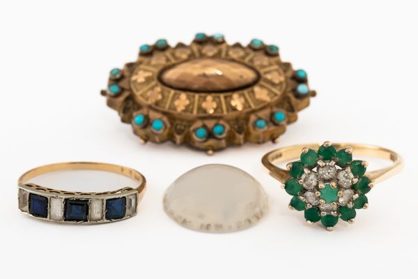 TWO GEM SET RINGS, A BROOCH AND AN INTAGLIO (4)