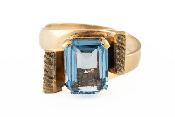 A GOLD AND BLUE TOPAZ SINGLE STONE RING