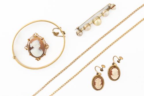 A GROUP OF JEWELLERY (6)
