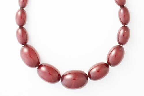 A CHERRY COLOURED RESIN BEAD NECKLACE