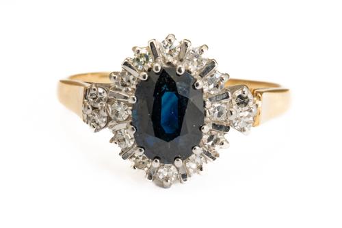 A 9CT GOLD, SAPPHIRE AND DIAMOND CLUSTER RING