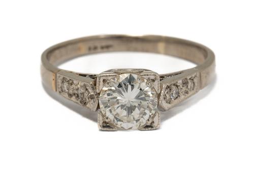 A WHITE GOLD AND DIAMOND RING
