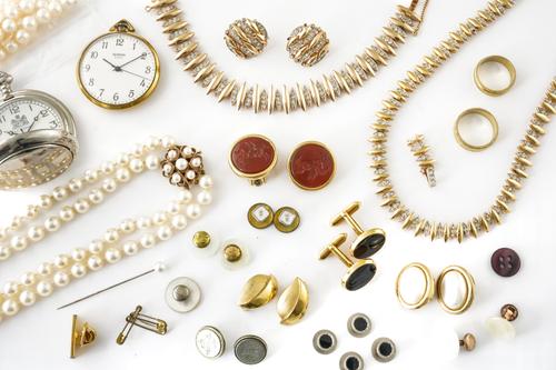 A GROUP OF JEWELLERY AND FURTHER ITEMS (QTY)