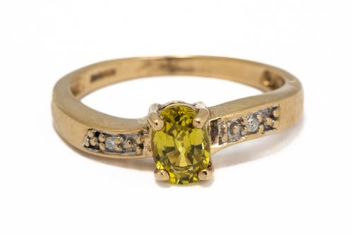 A 9CT GOLD, GREEN TOURMALINE AND DIAMOND RING