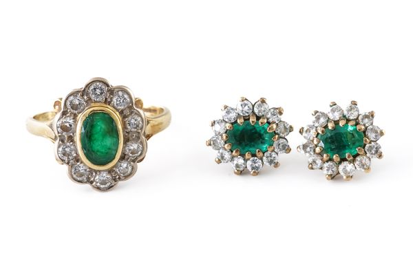 A GOLD, EMERALD AND DIAMOND OVAL RING AND A PAIR OF EMERALD AND COLOURLESS GEM SET OVAL EARSTUDS (3)