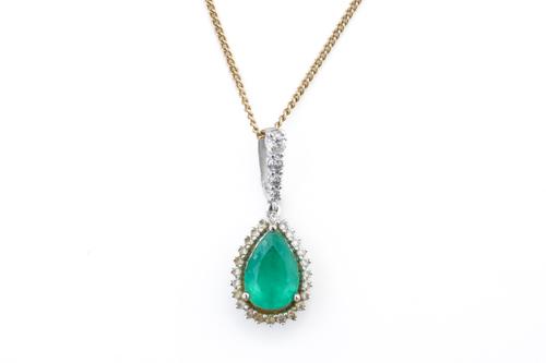 A WHITE GOLD, EMERALD AND DIAMOND DROP SHAPED PENDANT, WITH A GOLD NECKCHAIN (2)