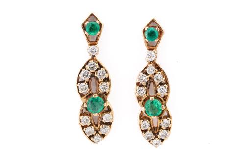 A PAIR OF GOLD, EMERALD AND DIAMOND PENDANT EARRINGS