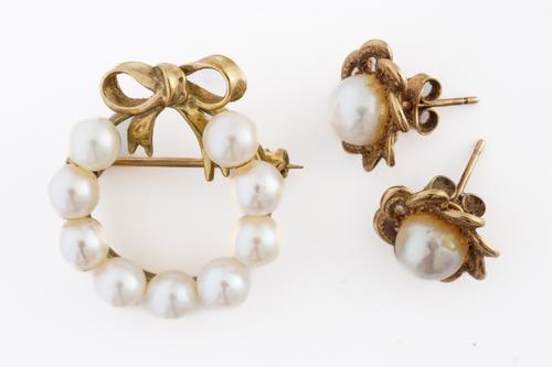 A 9CT GOLD AND CULTURED PEARL BROOCH AND A PAIR OF GOLD AND CULTURED PEARL EARSTUDS  (3)