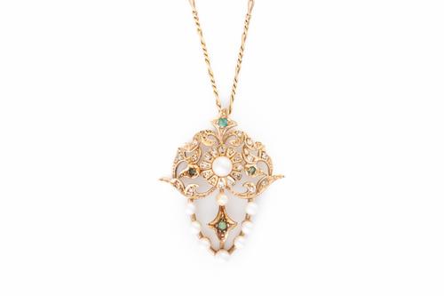 A 9CT GOLD, DIAMOND, EMERALD AND CULTURED PEARL PENDANT WITH A NECKCHAIN (2)