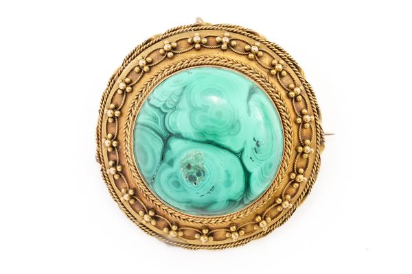 A VICTORIAN GOLD AND MALACHITE CIRCULAR TARGET BROOCH