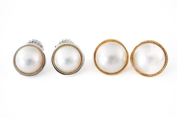 A PAIR OF WHITE GOLD AND MABE PEARL EARSTUDS AND ANOTHER PAIR OF GOLD AND IMITATION PEARL EARCLIPS (4)