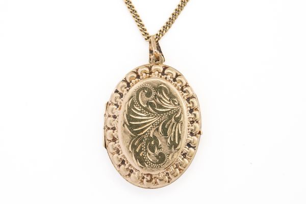 A 9CT GOLD OVAL PENDANT LOCKET, WITH A GOLD FACETED CURB LINK NECKCHAIN (2)