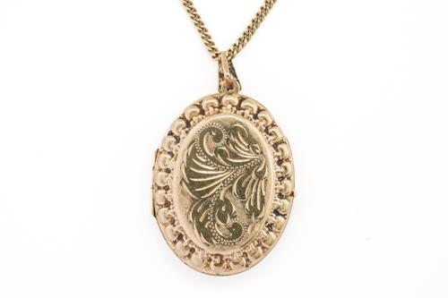 A 9CT GOLD OVAL PENDANT LOCKET, WITH A GOLD FACETED CURB LINK NECKCHAIN (2)