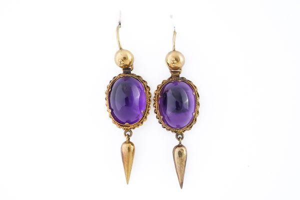 A PAIR OF GOLD AND CABOCHON AMETHYST OVAL PENDANT EARRINGS