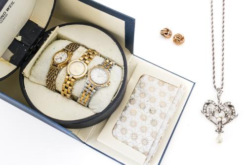 A GROUP OF JEWELLERY AND WRISTWATCHES (7)