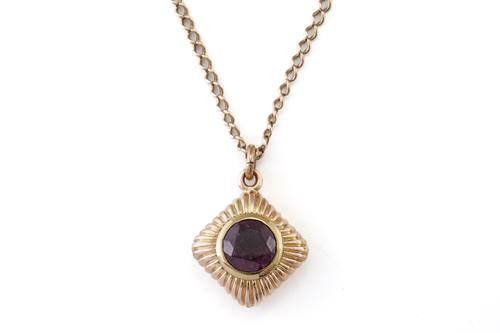 A GOLD AND GARNET SINGLE STONE PENDANT, WITH A GOLD CURB LINK NECKCHAIN (2)