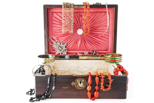 AN 18CT GOLD MOUNTED CERMAIC PENDANT, A BRANCH CORAL NECKLACE AND FURTHER MOSTLY COSTUME JEWELLERY (20)