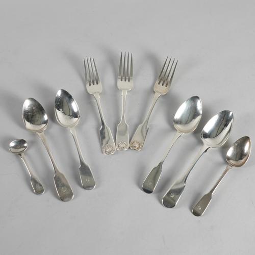 A GROUP OF SILVER FIDDLE PATTERN TABLE FLATWARE (9)