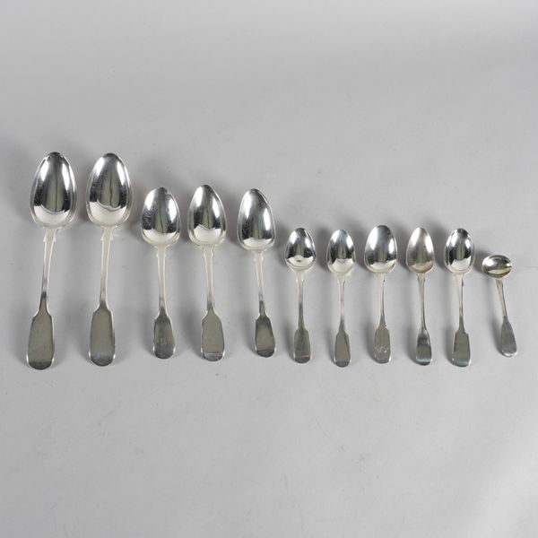 A GROUP OF SILVER FIDDLE PATTERN TABLE FLATWARE (11)