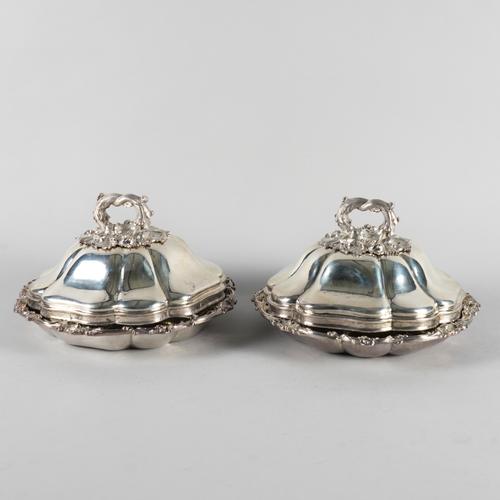 A PAIR OF GEORGE III SILVER LIDDED ENTREE DISHES (2)