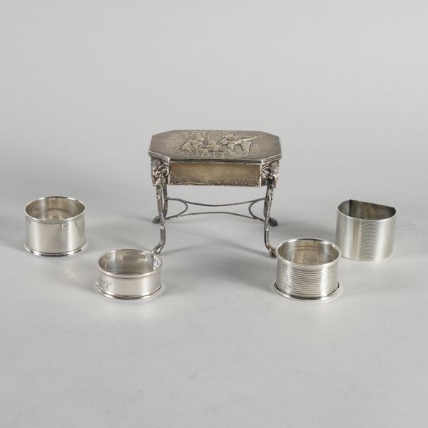 A SILVER RING BOX AND FOUR SILVER NAPKIN RINGS (5)