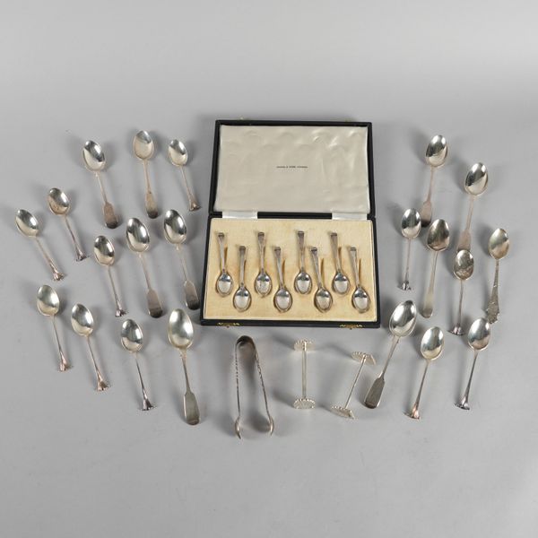 A SET OF EIGHT SILVER COFFEE SPOONS, CASED AND FURTHER SILVER ITEMS (32)