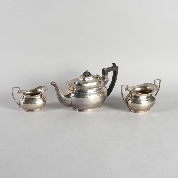 A SILVER THREE PIECE TEA SET (3)