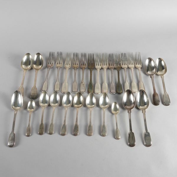 A GROUP OF DOUBLE STRUCK FIDDLE AND THREAD PATTERN TABLE FLATWARE (28)