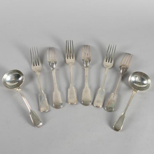 A GROUP OF SILVER DOUBLE STRUCK FIDDLE AND THREAD PATTERN TABLE FLATWARE (8)