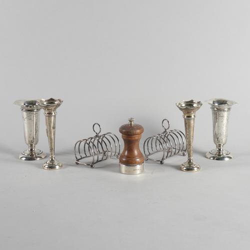 A GROUP OF SILVER AND SILVER MOUNTED WARES (7)