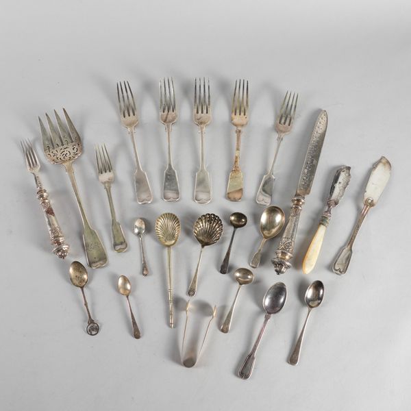 A GROUP OF SILVER AND PLATED FLATWARE (QTY)