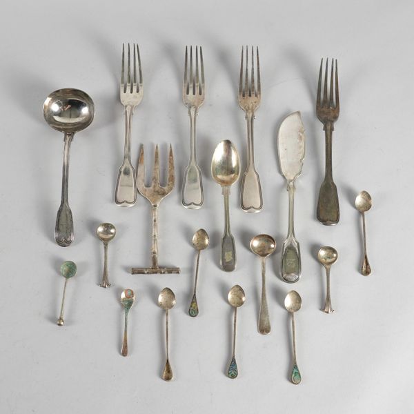 A GROUP OF SILVER AND PLATED FLATWARE (QTY)