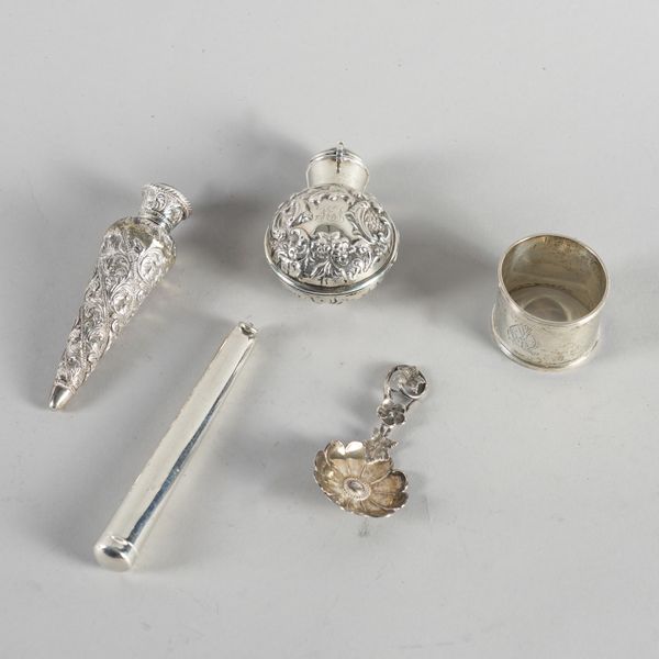 A GROUP OF SILVER AND FOREIGN WARES (5)