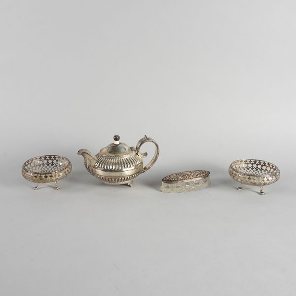 A GROUP OF SILVER AND SILVER MOUNTED WARES (4)