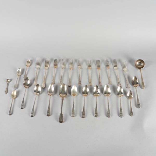 A GROUP OF SILVER OLD ENGLISH PATTERN TABLE FLATWARE AND A FEW FURTHER ITEMS